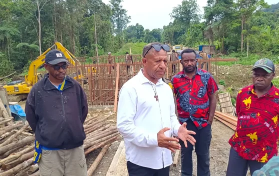 Bupati Pegunungan Bintang Pantau Pembangunan Jalan Dan Jembatan Distrik Iwur