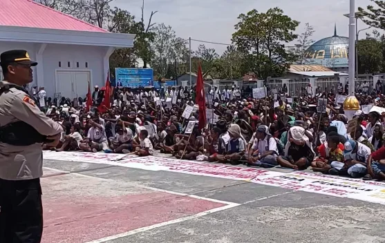 Polres Jayawijaya Kawal Aksi Pelajar Tolak MBG hingga Selesai Demonstrasi