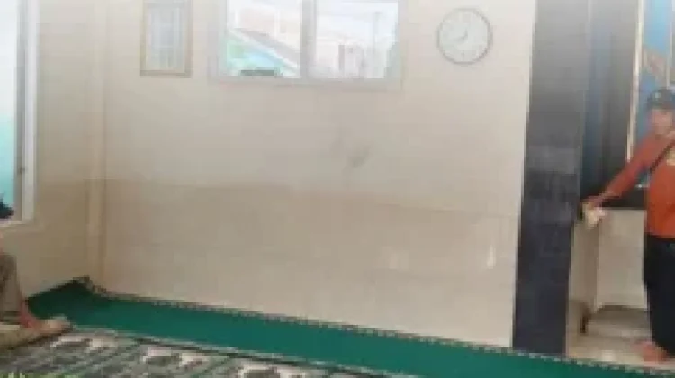 KUA Negeri Agung Bersihkan Masjid Sambut Ramadhan 1447 H