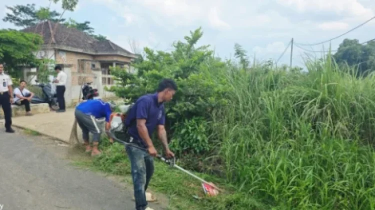 Petugas dan Warga Binaan Lapas Way Kanan Bersihkan Lingkungan