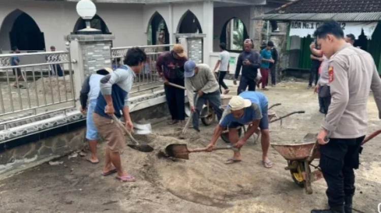 Polisi, TNI, Santri dan Warga Bersihkan Masjid Baitul Muttaqin