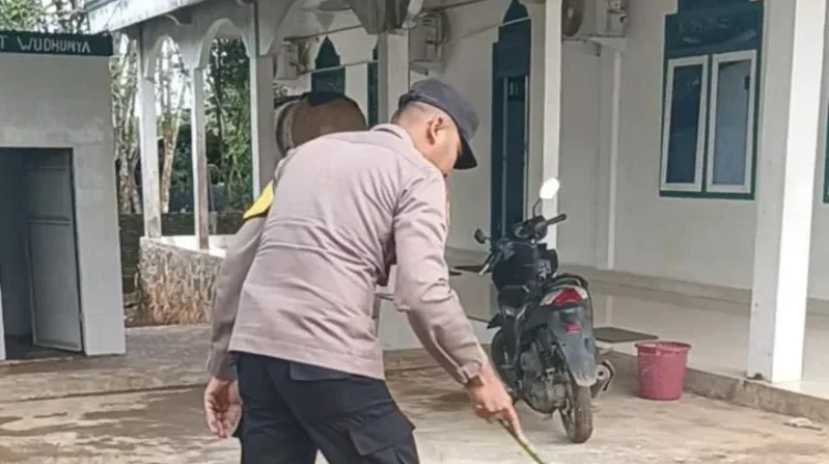 Polsek Kasui dan Warga Gotong Royong Bersihkan Masjid Al Iman