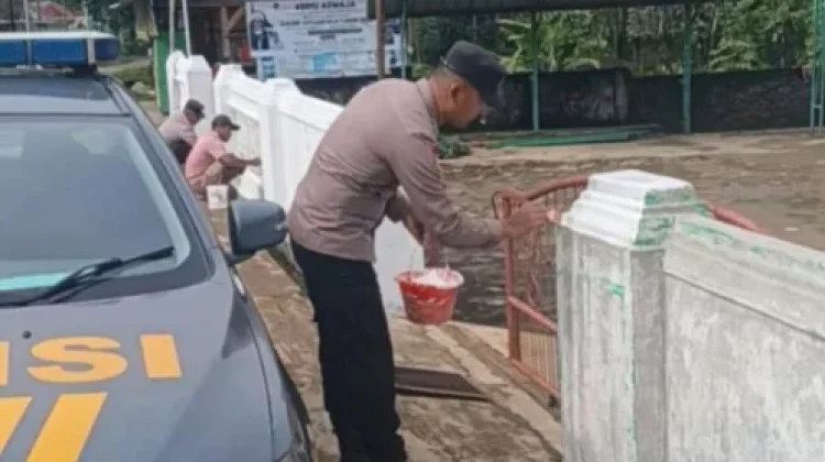 Wujudkan Nyaman Beribadah Ramadan, Polsek Kasui dan Warga Bersihkan Masjid