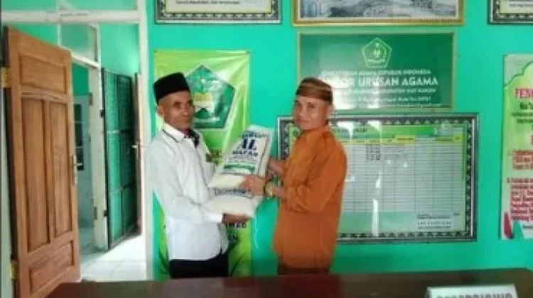 Program TABUR KUA Baradatu Kembali Salurkan Infaq Beras