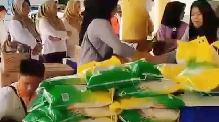 Ribuan Komoditas Bahan Pangan Disalurkan ke Warga Way Kanan