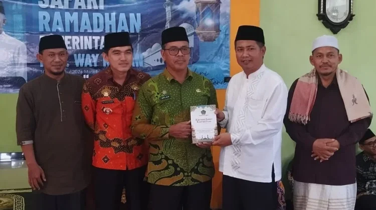 Pemkab Way Kanan Terima Buku Kumpulan Khotbah Jumat dari Para Penyuluh