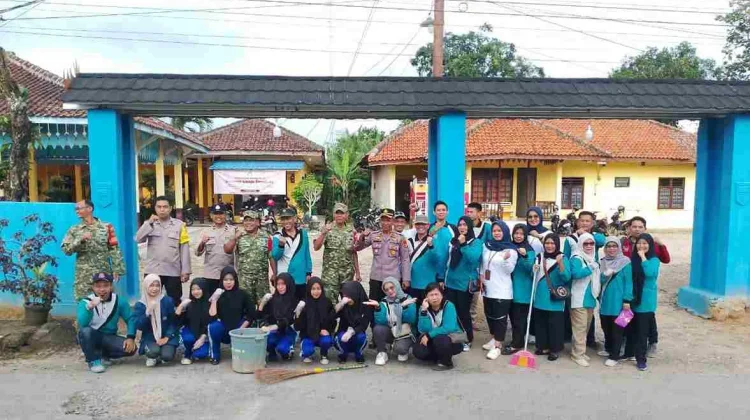 Gotong Royong di Baradatu, TNI-Polri dan Ormas Bersihkan Lingkungan