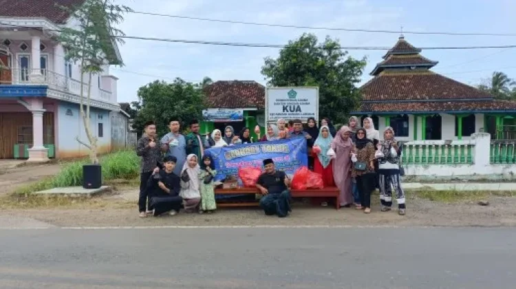 KUA Gunung Labuhan dan Permata Bunda Bagikan Takjil