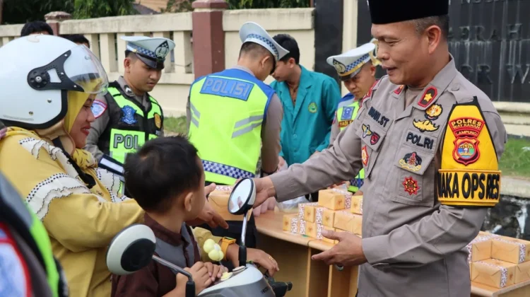 Polres Way Kanan Bagikan Takjil Gratis, Wakapolres: Momentum Berbagi dan Edukasi