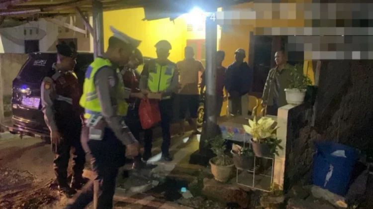Polres Way Kanan Sahur On the Road, Bagikan Makanan ke Warga