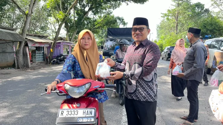 Kemenag Way Kanan Bagikan 250 Takjil ke Pengguna Jalan