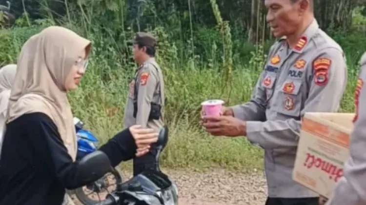 Polsek Buay Bahuga Berbagi Takjil di Ramadan 1447 H