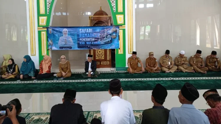 Bupati Ayu Pimpin Safari Ramadan Perdana di Negeri Agung, Serahkan Bantuan Sembako