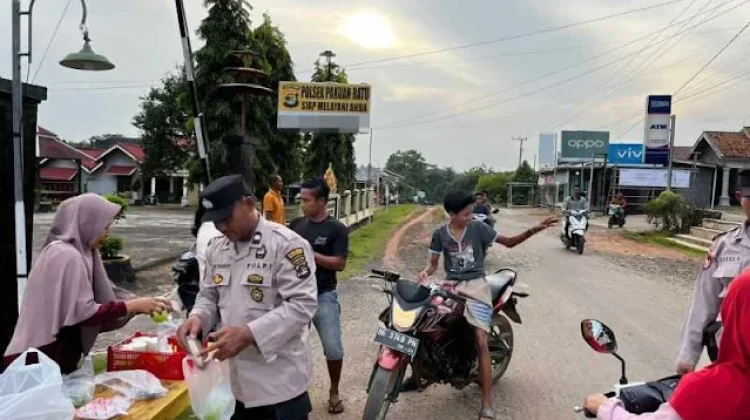 Polsek Pakuan Ratu Bagi Takjil untuk Pengendara