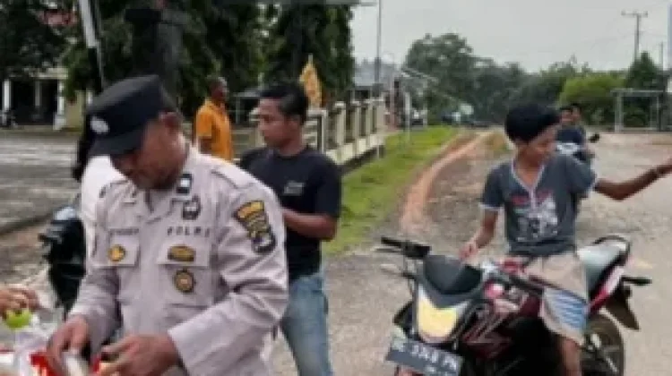 Polsek Pakuan Ratu Berbagi Takjil di Bulan Ramadhan