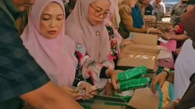 Disperindag Way Kanan Gelar Pasar Murah di Kampung Pisang Baru