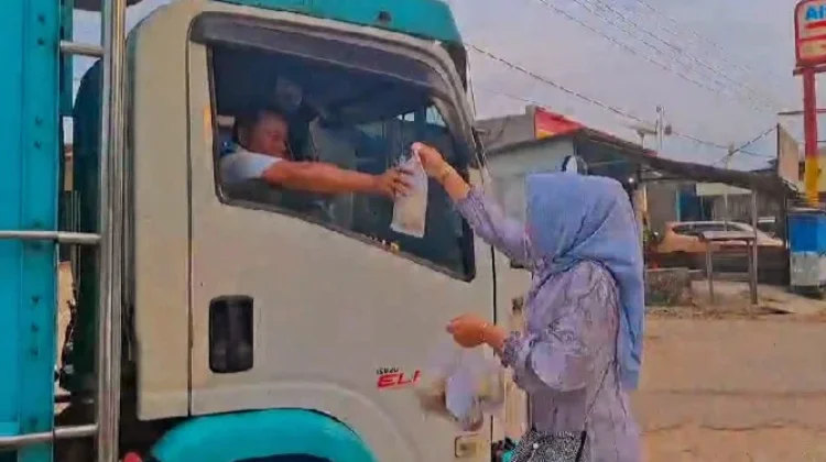 Sanggar Kegiatan Belajar Way Kanan Bagikan Takjil Ramadan