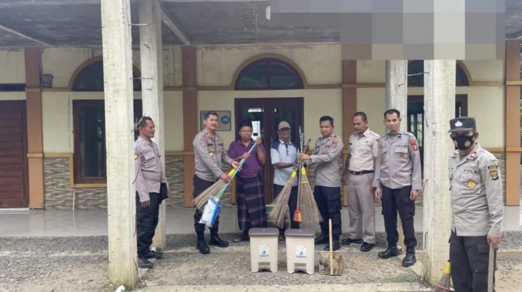 Polres Way Kanan Bersihkan Masjid dan Beri Bantuan Alat Kebersihan