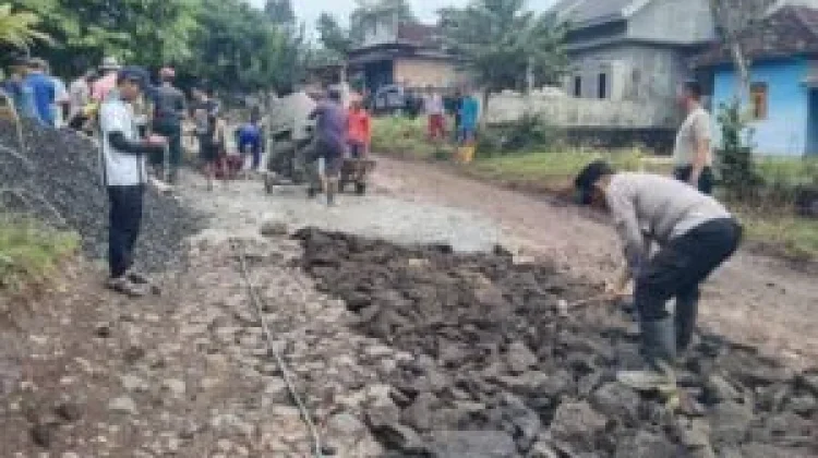 Polsek Kasui bersama Warga Bahu Membahu Perbaiki Jalan
