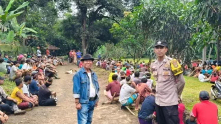 Polsek Banjit dan Umat Hindu Gelar Gotong Royong di Pura Melasti Jelang Nyepi