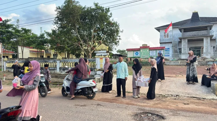 MIN 3 Way Kanan Bagikan Takjil Gratis kepada Masyarakat