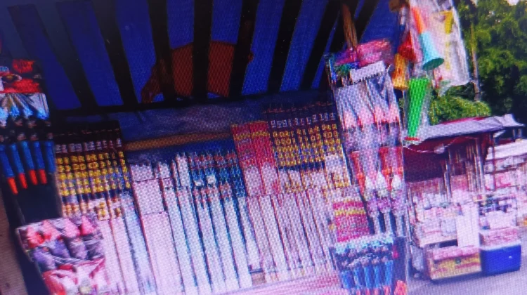 Penjualan Kembang Api Semarakkan Bulan Ramadhan