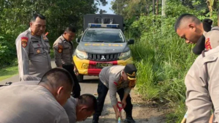 Polres Way Kanan Tambal Jalan Berlubang di Jalinsum