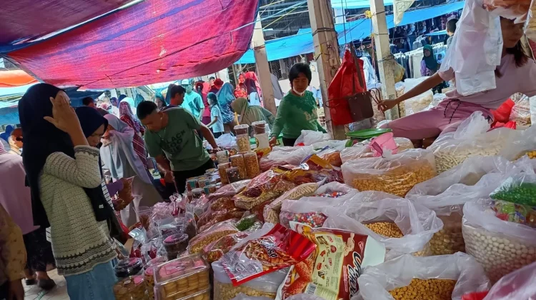 H-3 Lebaran Pedagang Kue Kering Diburu Warga
