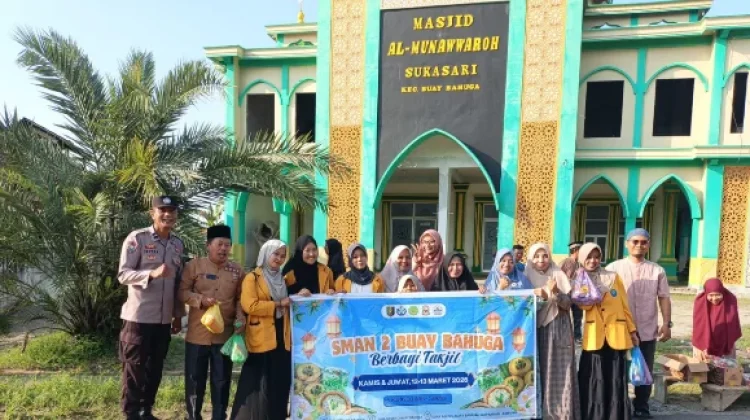 SMA N 2 Buay Bahuga Bagikan 800 Paket Takjil untuk Masyarakat