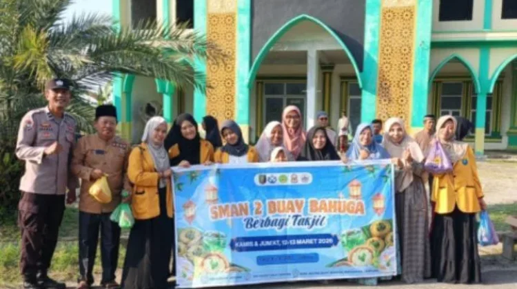 SMAN 2 Buay Bahuga Bagikan Takjil