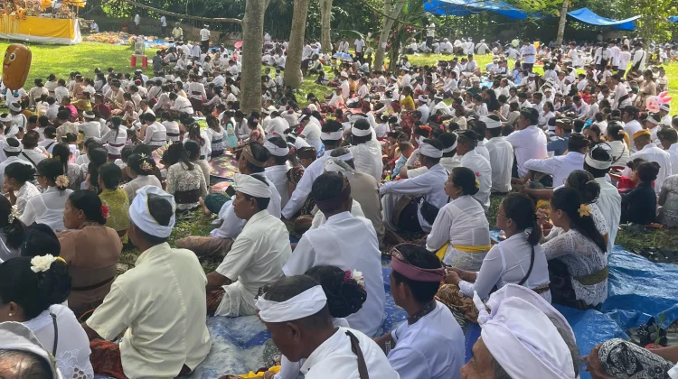 Sembahyang Bersama di Pura Melasti Sambut Nyepi Saka 1948