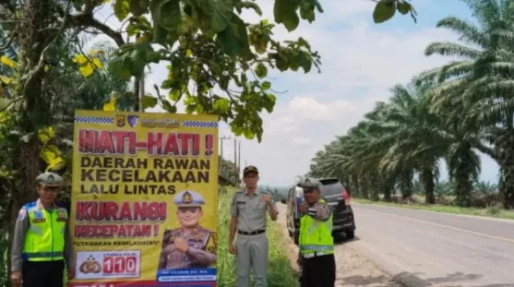 Antisipasi Kecelakaan, Satlantas Way Kanan Pasang Spanduk Imbauan di Jalinsum
