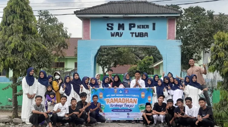 SMPN 1 Way Tuba Bagikan 400 Takjil, Tanamkan Kepedulian Sosial