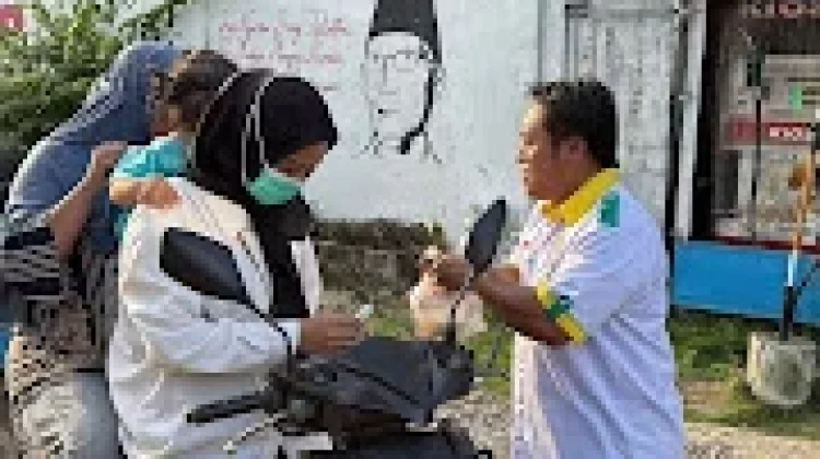 Organisasi Katolik di Way Kanan Bagi Takjil untuk Umat Muslim