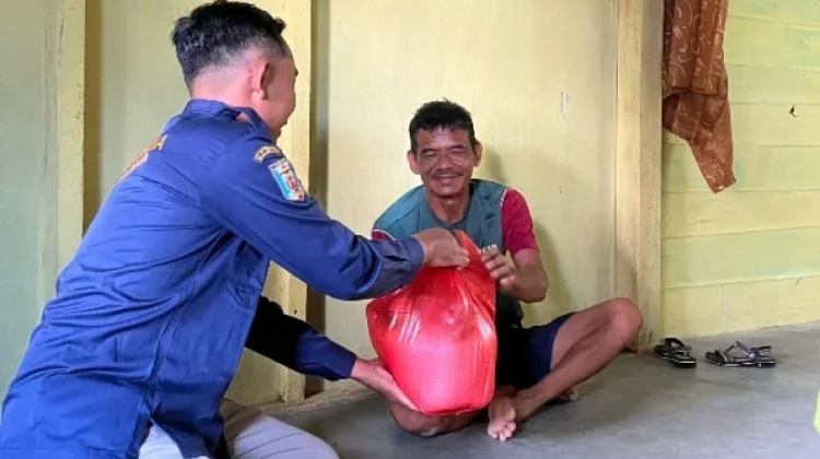 Karang Taruna Negeri Agung Bagikan Sembako kepada Warga