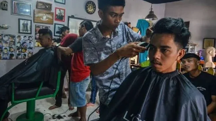 Pangkas Rambut Raup Omzet Ratusan Ribu Perhari