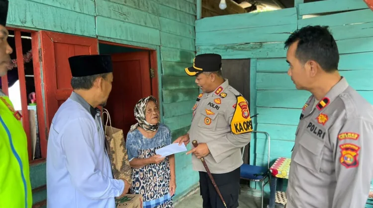 Gandeng Baznas Polres Way Kanan Salurkan Zakat Fitrah
