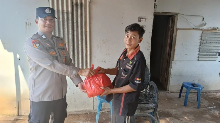 Polsek Umpu Semenguk Salurkan Paket Sembako ke Warga