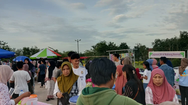Tugu Ryacudu Ramai Dikunjungi Warga saat libur Lebaran