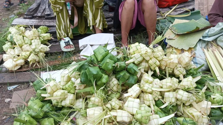 Rezeki Musiman Bagi Para Penjual Ketupat