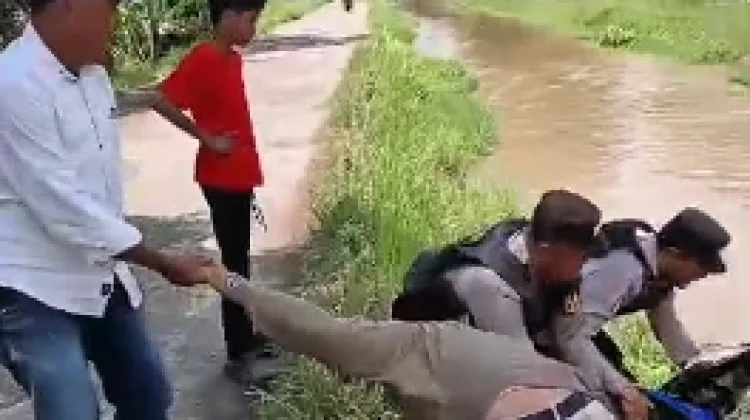 Motor Terjun ke Sungai di Irigasi Sukabumi, Dua Pemuda Selamat