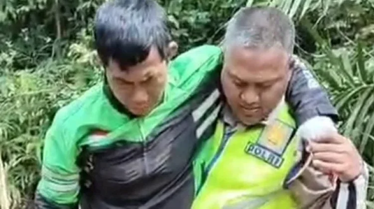 Polisi Evakuasi Pengendara yang Alami Kecelakaan di Jalinteng