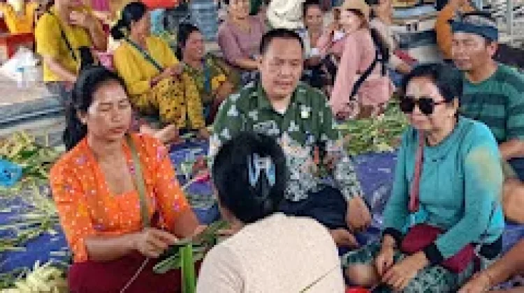 Camat Negeri Agung Tinjau Piodalan di Pura Gelgel
