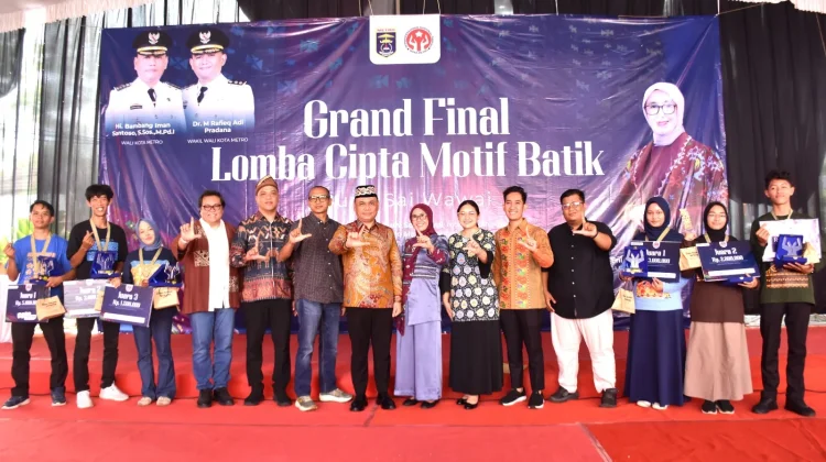 Wali Kota Metro Serahkan Hadiah Lomba Batik