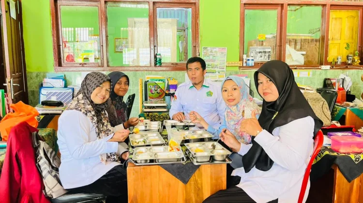Guru dan Staf Terima Manfaat MBG di MIN 1 Way Kanan