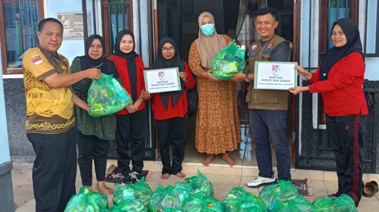 Pemkab Way Kanan Bantu Warga Terdampak Banjir dan Kebakaran