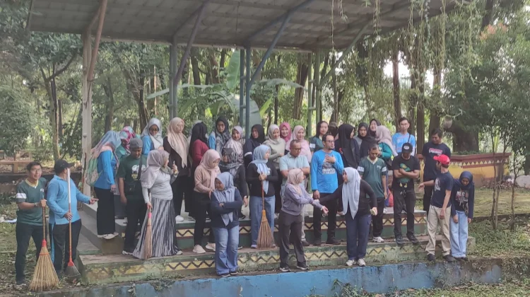 Disporapar Metro Bersihkan Taman Ki Hajar Dewantara