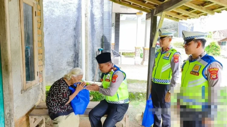 Satlantas Way Kanan Bagikan Sembako ke Warga Prasejahtera