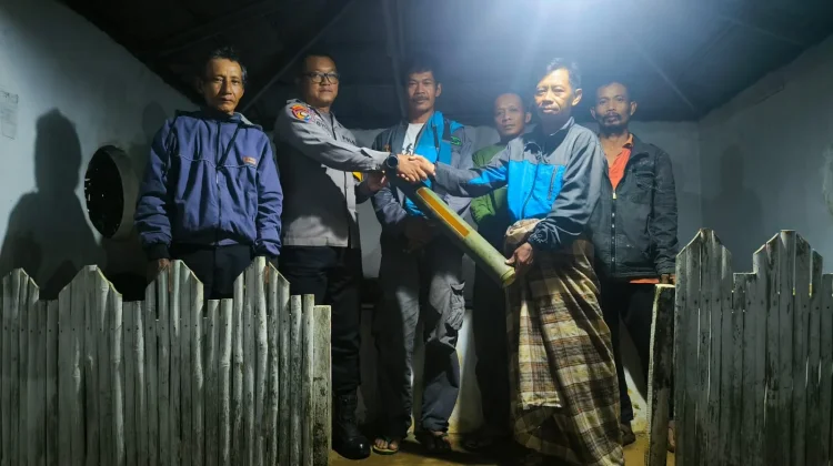 Polisi Patroli Satkamling di Umpu Semenguk, Bagikan Kentongan