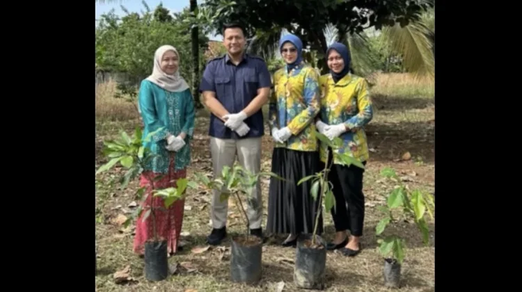 Peringati Hari Bumi, Bulog Lampung Utara Tanam Pohon